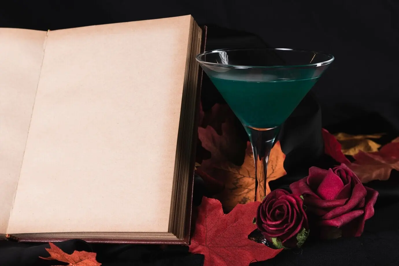 Книга с зелёным напитком и розами