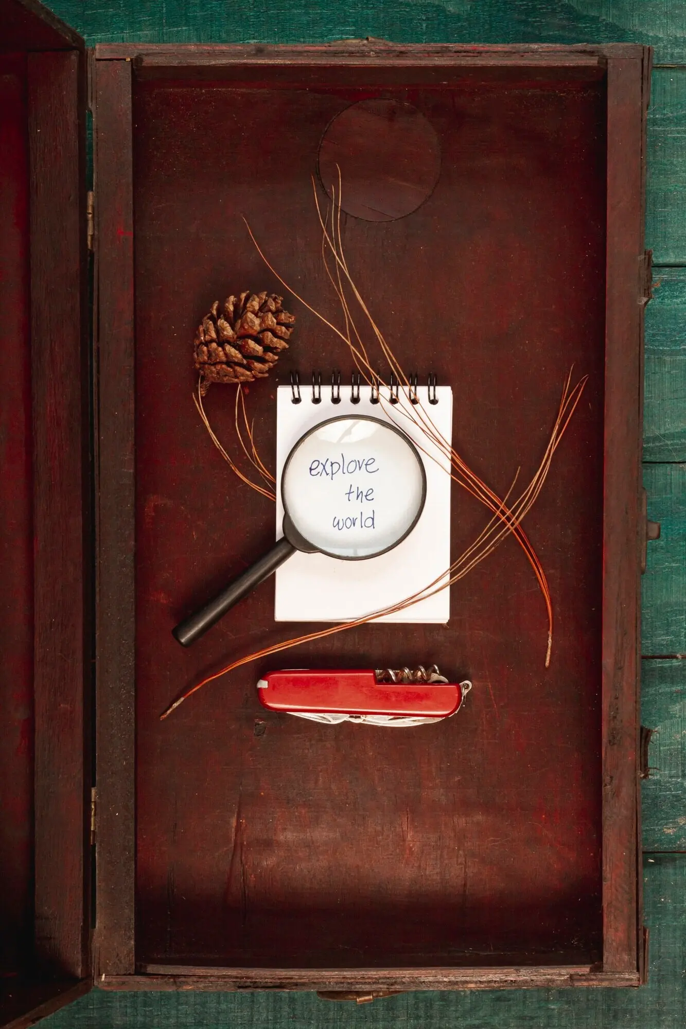 Вид сверху на инструменты для путешествий в деревянной коробке.