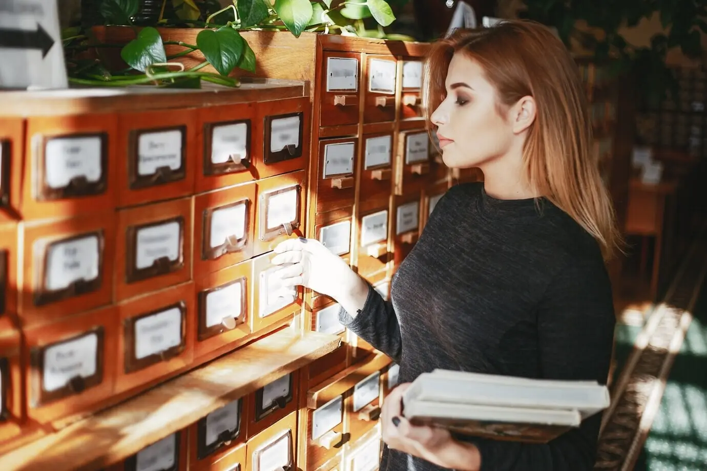 Девушка находится в библиотеке.